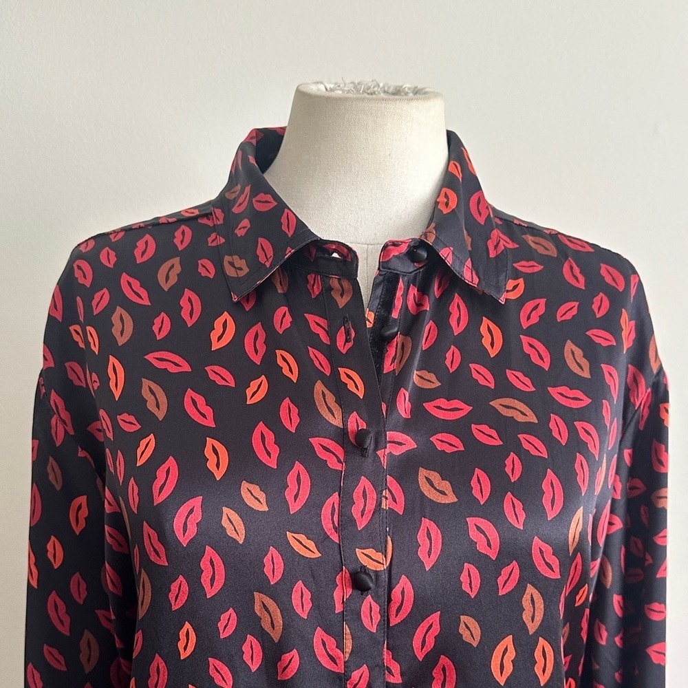 Johnny Was Zamora Boxy Charmeuse LIPS Button Down SILK Blouse sz Medium - Picture 3 of 7